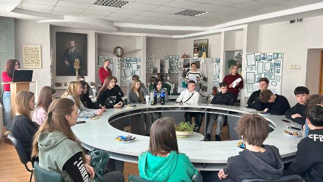 Ліцеїсти під час захопливої екскурсії Стежками Володимира Гнатюка